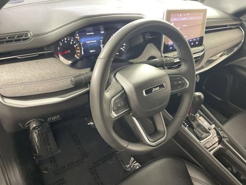 Used 2024 Jeep Compass Latitude image 11