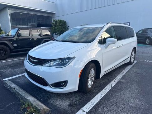 Used 2018 Chrysler Pacifica Touring-L Plus FWD image 3