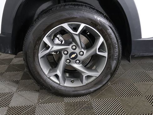Used 2025 Chevrolet Trax LT FWD image 18