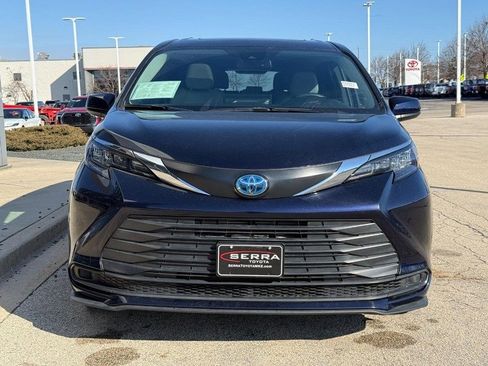 Used 2025 Toyota Sienna LE w/ LE Plus Package image 8