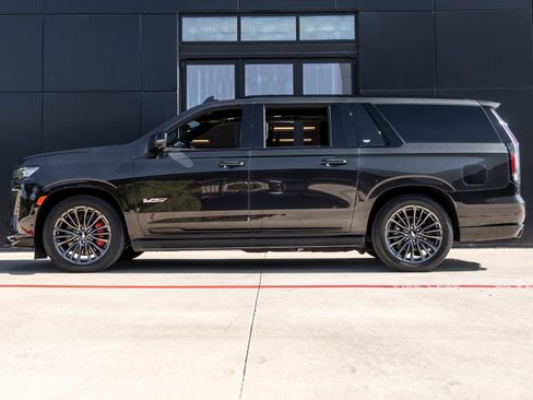 Used 2024 Cadillac Escalade ESV V AWD/4WD image 9