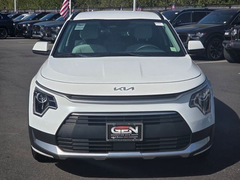 Used 2023 Kia Niro EX FWD image 2