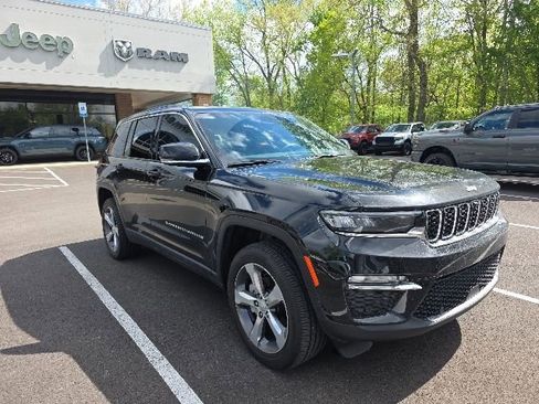 Used 2025 Jeep Grand Cherokee Limited w/ Luxury Tech Group II AWD/4WD image 3