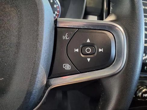 Used 2021 Volvo XC40 T4 Momentum FWD image 24