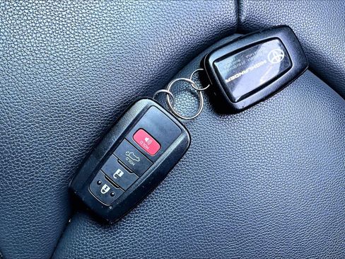 Used 2023 Toyota Highlander XLE AWD/4WD image 15