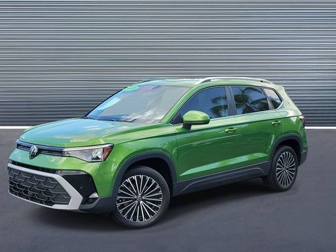 Used 2025 Volkswagen Taos SE FWD image 1