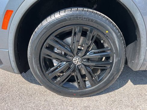 Certified 2022 Volkswagen Tiguan SE R-Line AWD/4WD image 8