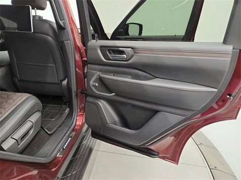 Used 2025 Nissan Armada Platinum image 43