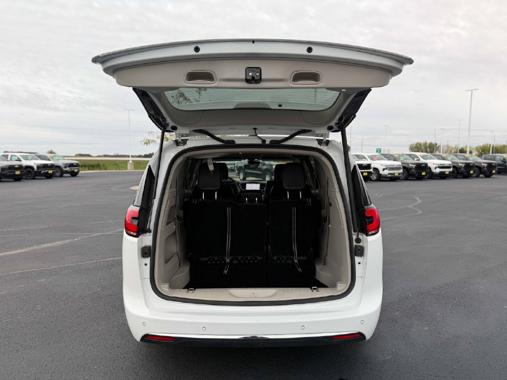 Used 2024 Chrysler Pacifica Touring-L FWD image 15