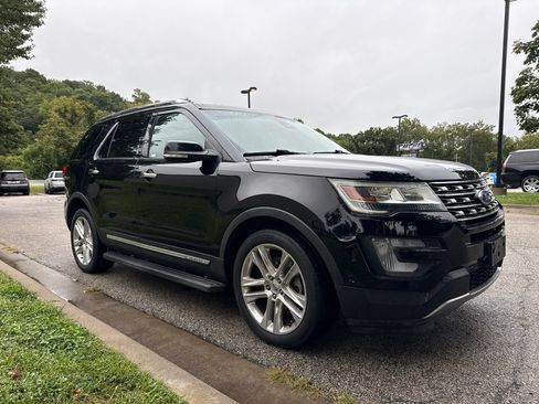 Used 2017 Ford Explorer Limited w/ Equipment Group 301A AWD/4WD image 3