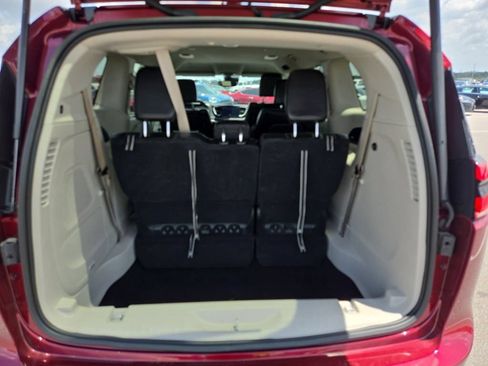 Used 2023 Chrysler Pacifica Touring-L w/ Uconnect Theater Family Group AWD/4WD image 10