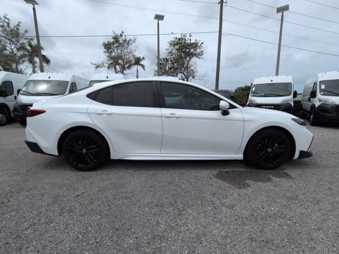 Used 2025 Toyota Camry SE w/ Convenience Package FWD image 4