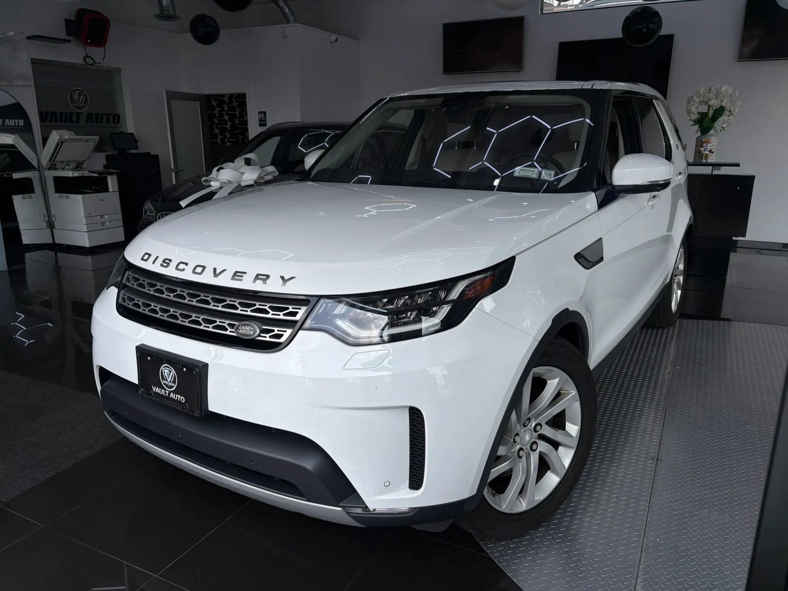 Used 2017 Land Rover Discovery HSE AWD/4WD image 1