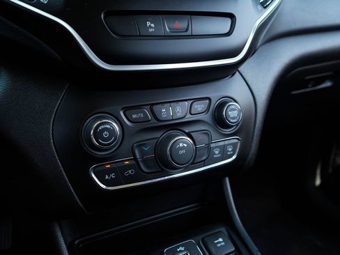 Used 2019 Jeep Cherokee Latitude Plus FWD image 26