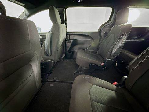 Used 2023 Chrysler Pacifica Touring FWD image 23