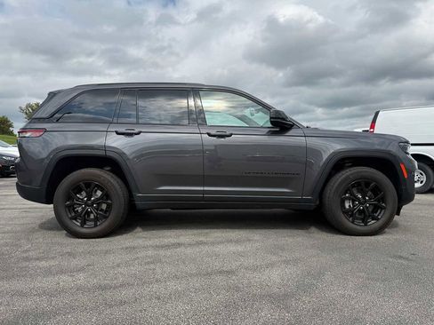 Used 2024 Jeep Grand Cherokee Altitude image 5