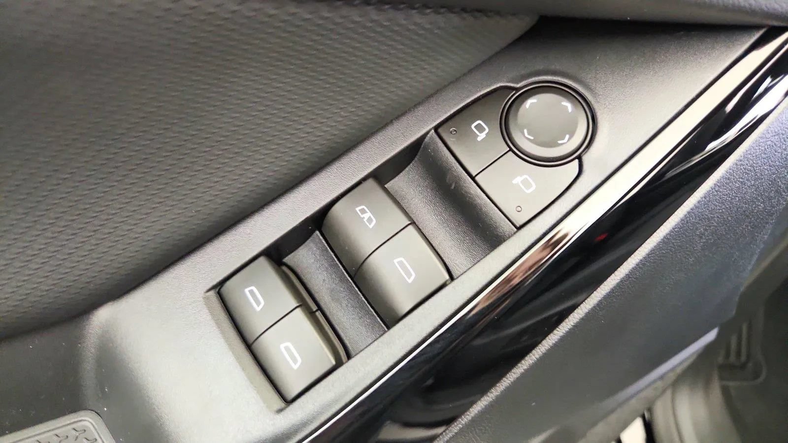 Used 2026 Chevrolet Equinox LT w/ Convenience Package II FWD image 31