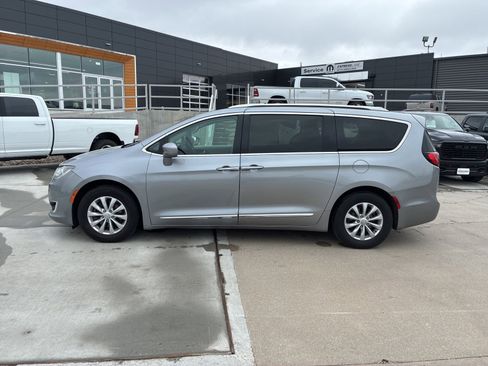 Used 2019 Chrysler Pacifica Touring-L image 2