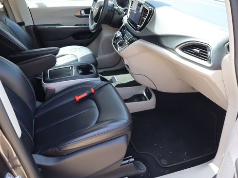 Used 2023 Chrysler Pacifica Touring-L FWD image 17