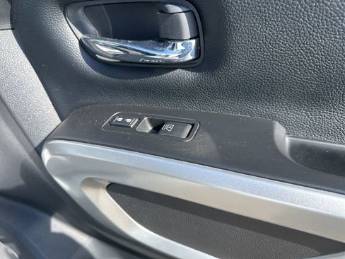 Used 2023 Nissan Titan SV w/ SV Convenience Package image 43
