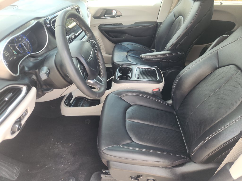 Used 2024 Chrysler Pacifica Touring-L FWD image 10