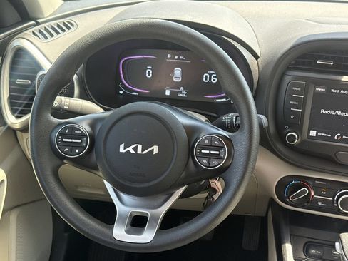 Used 2025 Kia Soul LX w/ LX Technology Package FWD image 11