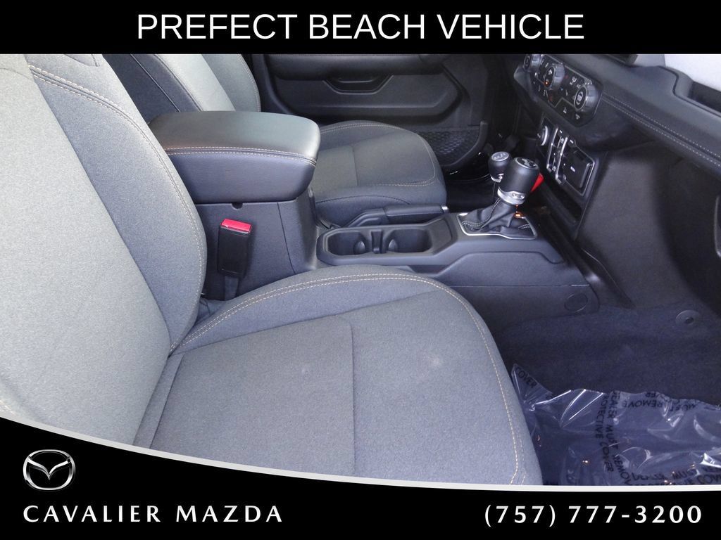 Used 2025 Jeep Wrangler Unlimited Sahara AWD/4WD image 15