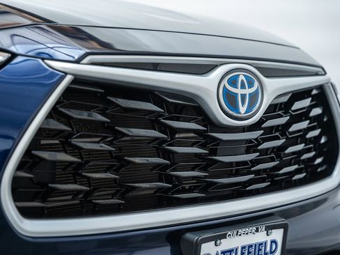 Used 2022 Toyota Highlander XLE AWD/4WD image 14
