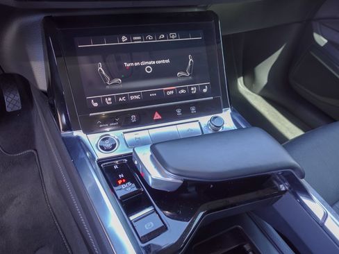Used 2022 Audi e-tron Premium Plus w/ Premium Plus Package AWD/4WD image 20
