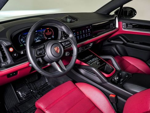Certified 2025 Porsche Cayenne Coupe AWD/4WD image 4
