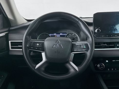 Used 2023 Mitsubishi Outlander SE image 18