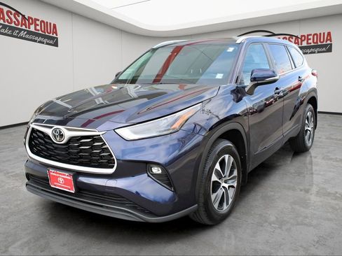 Used 2023 Toyota Highlander XLE AWD/4WD image 1