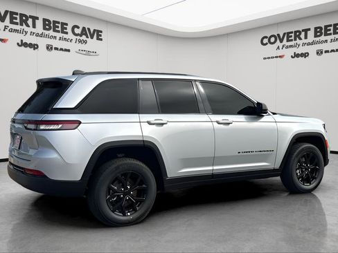 New 2025 Jeep Grand Cherokee Altitude image 10