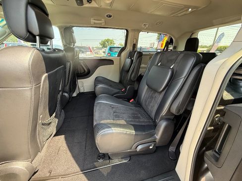 Used 2016 Chrysler Town & Country Limited FWD image 6