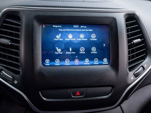 Used 2019 Jeep Cherokee Latitude w/ Cold Weather Group AWD/4WD image 28
