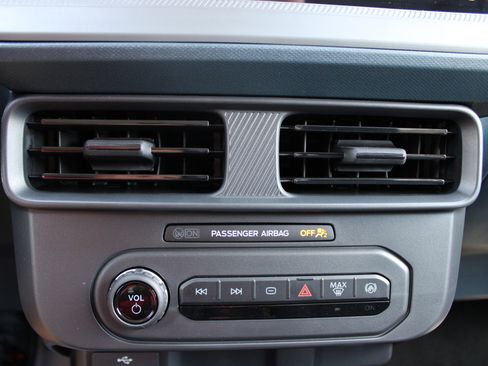 New 2025 Ford Maverick XL image 21