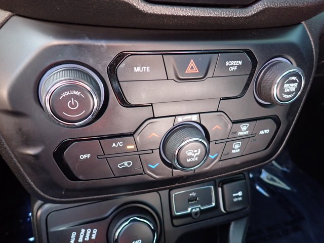 Used 2019 Jeep Renegade Latitude w/ Safety & Security Group II AWD/4WD image 21