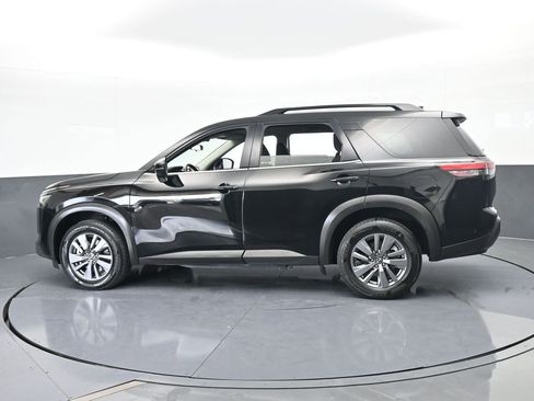 Used 2025 Nissan Pathfinder SV image 3