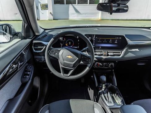 Used 2025 Chevrolet TrailBlazer LT w/ Driver Confidence Package AWD/4WD image 25
