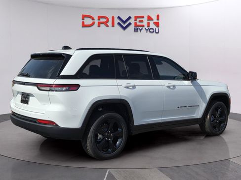 New 2025 Jeep Grand Cherokee Altitude image 5