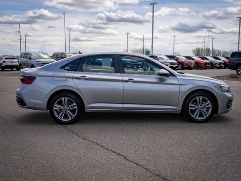Used 2024 Volkswagen Jetta SE FWD image 5