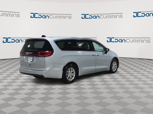 Used 2024 Chrysler Pacifica Touring-L FWD image 9
