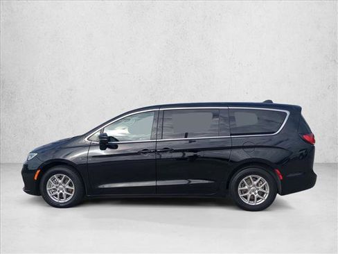 Used 2024 Chrysler Pacifica Touring-L image 9