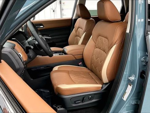 New 2026 Nissan Pathfinder Platinum w/ Cargo Package AWD/4WD image 9