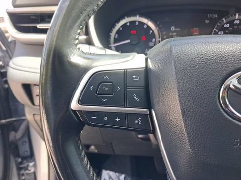 Used 2023 Toyota Highlander XLE FWD image 17