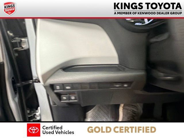 Used 2025 Toyota Sienna LE AWD/4WD image 28