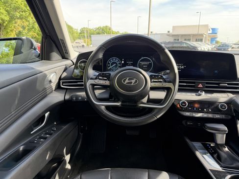 Used 2025 Hyundai Elantra Limited image 24