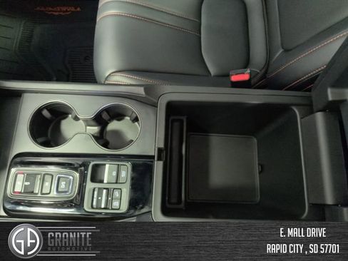 Used 2025 Honda Pilot TrailSport image 25