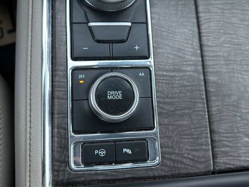 Used 2018 Ford Expedition Limited w/ Equipment Group 301A AWD/4WD image 36