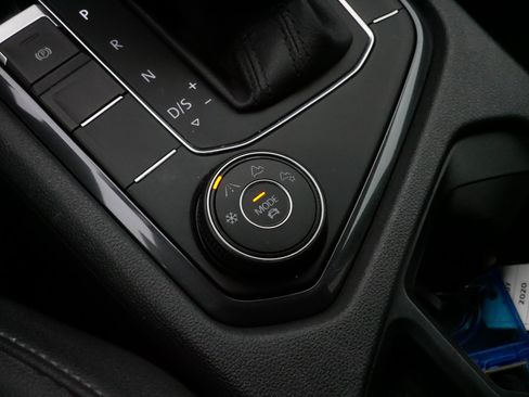 Certified 2020 Volkswagen Tiguan SE w/ Panoramic Sunroof Package image 27